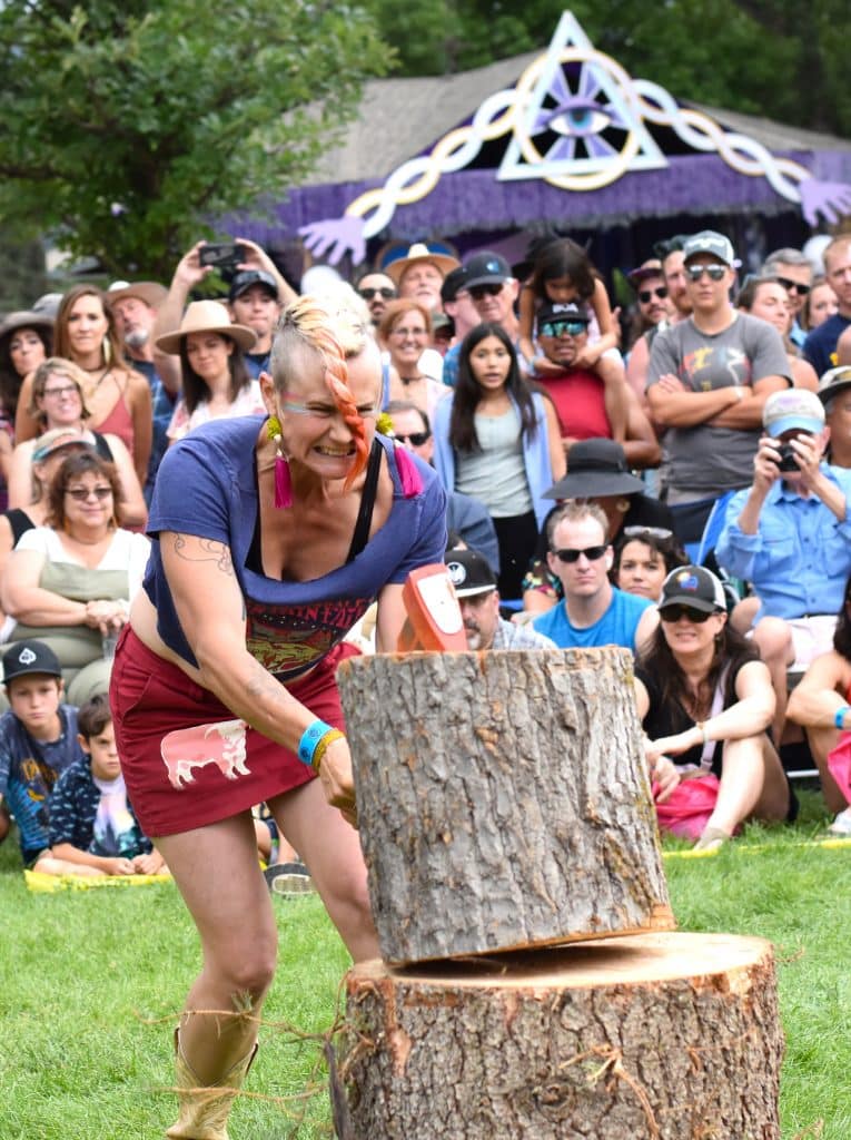 Women get their whack at wood splitting on Saturday during Carbondale's Mountain Fair - Vimarsana News